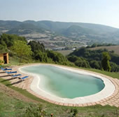 Agriturismo Pietra Rosa - Piscina e paesaggio  -  Pesaro e Urbino Marche Italia