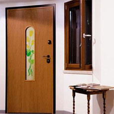 Solo Serramenti Srl - Portone blindato con vetro decorato e finestra in rovere